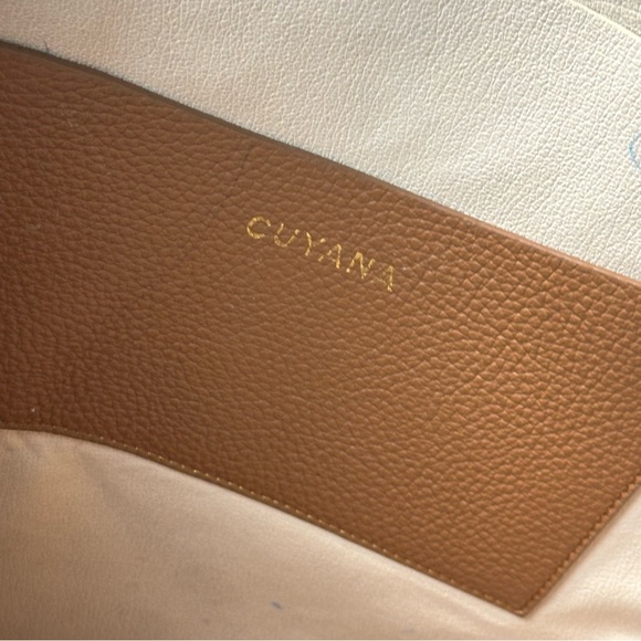 Cuyana Classic Leather Zipper Tote Brown - Picture 16 of 16